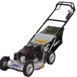 Man maait een gazon met een Iseki grasmaaier met zwarte opvangzak, tussen struiken en bloemen (Grasmaaier SW 8210 BAE4 HD Pro)