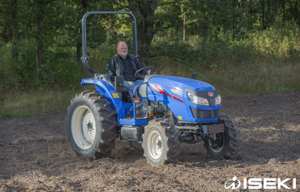 Iseki TLE 4550 met bestuurder op geploegde grond