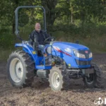 Iseki TLE 4550 met bestuurder op geploegde grond