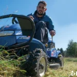 Voorkant van de Iseki ruwterreinmaaier met bullbar en 4WD-embleem tijdens het maaien van hoog gras