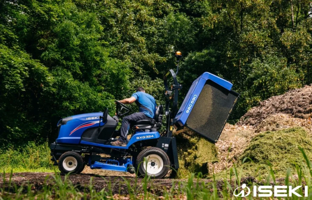 Iseki SXG 324 kiept de opvangbak met gras leeg op een composthoop