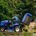 Iseki SXG 324 kiept de opvangbak met gras leeg op een composthoop