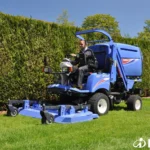 Iseki SF 551 met blauw maaidek langs een haag
