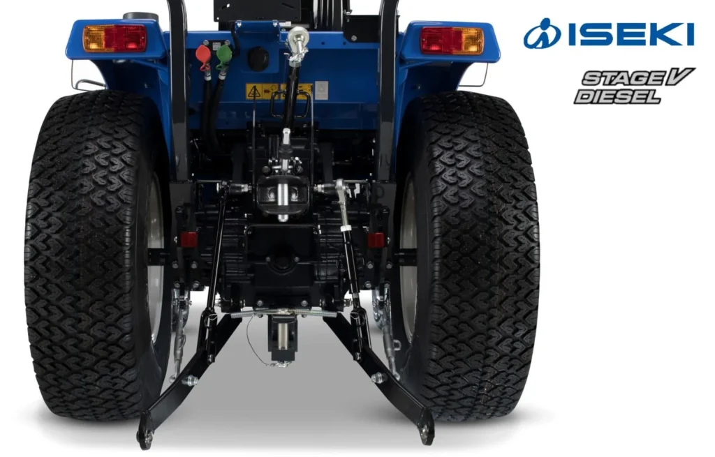 Achterkant van een Iseki TLE 3410 met de hefarmen en de aftakas