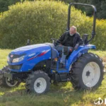 Iseki TLE 4550 met bestuurder op een grasveld, schuin van voren gezien
