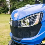 Voorkant van de motorkap met koplamp en ISEKI-logo