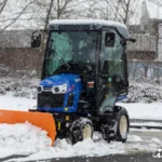 Iseki TXGS 24 met cabine en sneeuwschuif in de sneeuw