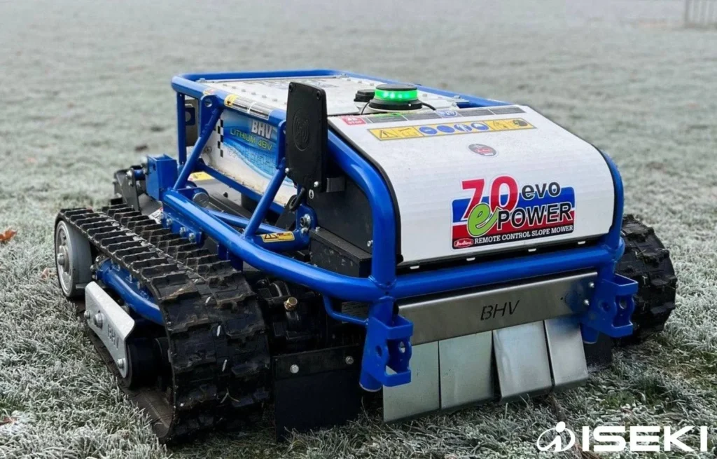 Voorkant van de RCBE 70-EVO met opschrift 70 evo power op een grasveld