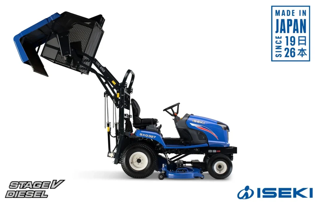 Iseki SXG 327 van opzij met hoog opgeklapte opvangbak, op een witte achtergrond