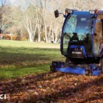 Iseki SF 544 met cabine ruimt bladeren op