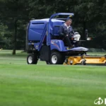 Iseki SF 551 met geel maaidek op een golfbaan, van opzij