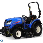 Iseki TH 5370 met veiligheidsbeugel en maaidek onder de tractor, vrijgesteld op witte achtergrond