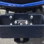Zwarte gewichtendrager aan de voorkant van een Iseki TLE 3410, van dichtbij