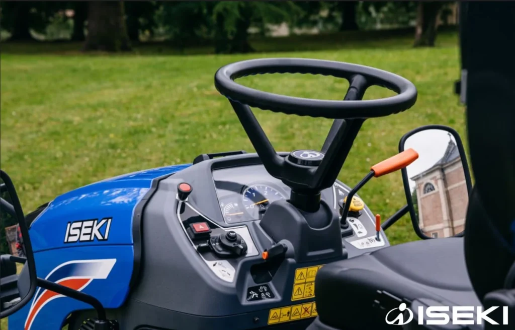 Stuurwiel, dashboard en bedieningshendels van de Iseki SXG 324