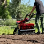 MGT-600 met zaaibak in gebruik op een bewerkt zaaibed, met een man erachter