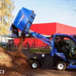 Iseki SF 544 met cabine leegt de opvangbak in een berg bladeren