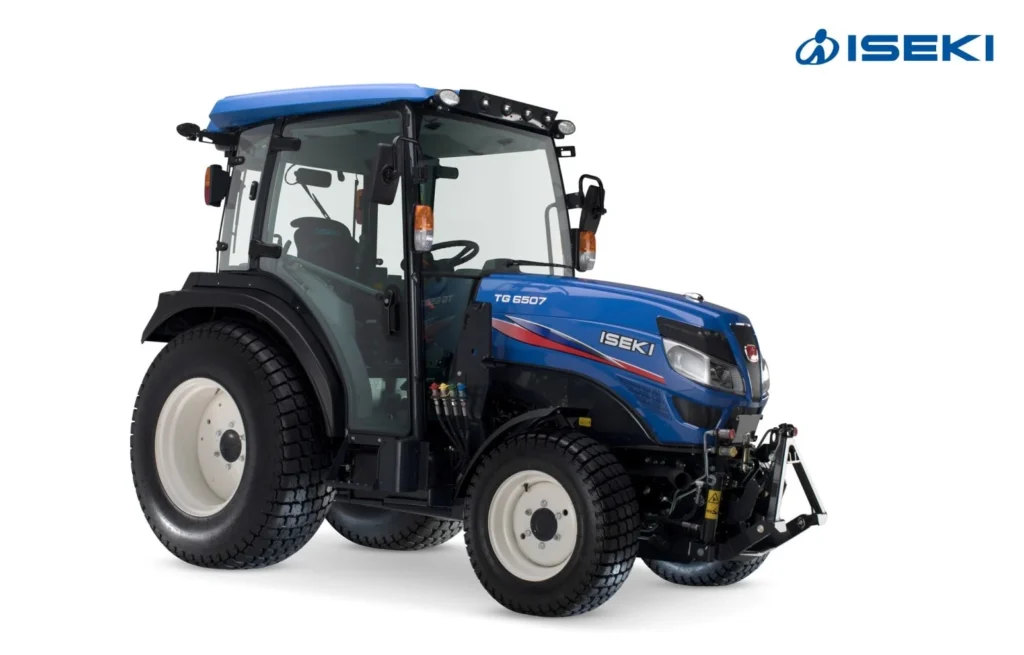 Iseki TG 6507 met cabine en een fronthef, schuin van voren gezien, vrijgesteld op een witte achtergrond