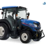 Iseki TG 6507 met cabine en fronthef, schuin van voren gezien, vrijgesteld op witte achtergrond