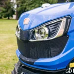 Voorkant van de motorkap met koplamp en ISEKI-logo