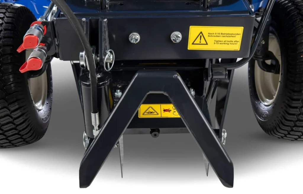 Close-up van de hydraulische koppelingen en het frontframe van de Iseki SXG 327