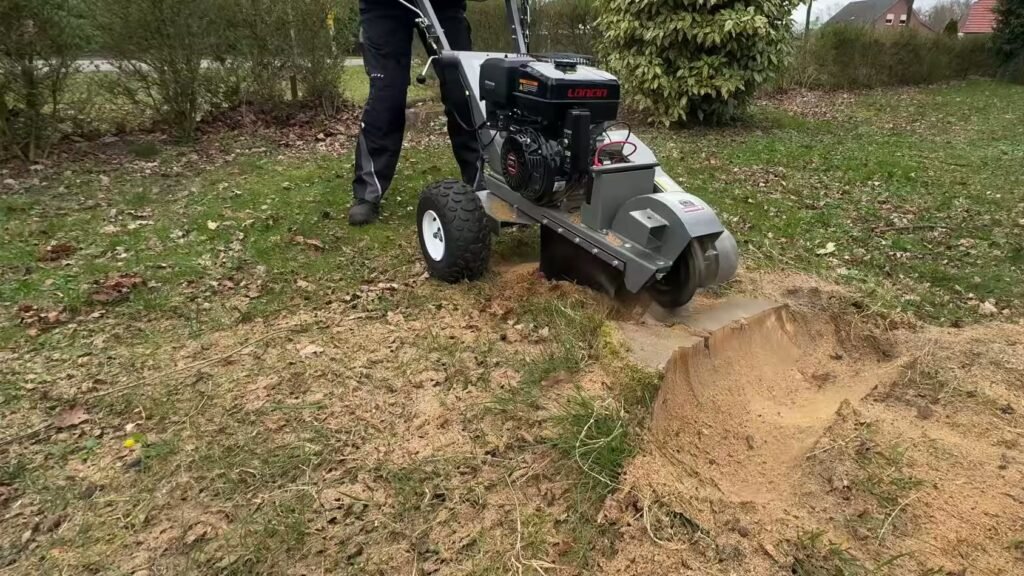 Boomstronk verwijderen met een stobbenfrees: een Jansen BSF-15pro freest een stronk in het gras weg