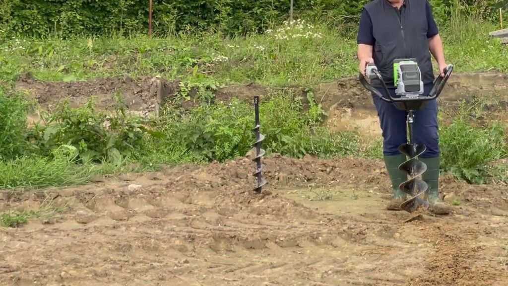 Accu grondboor van EGO met een spiraalboor in zandige grond