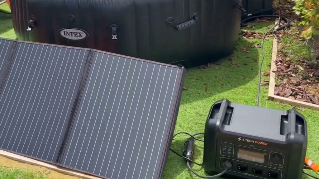 Powerstation in de tuin, aangesloten op een opvouwbaar zonnepaneel