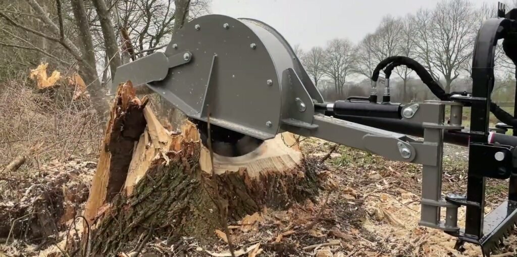 Freeswiel van de Jansen BSF-60T dat een stronk van opzij wegfreest