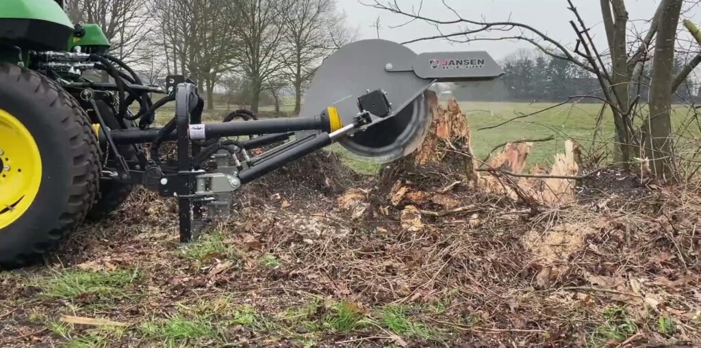 Jansen BSF-60T stobbenfrees aan de driepunt van een trekker bij een stronk in een weide