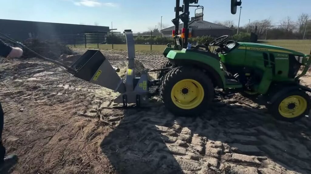 Jansen BX-42S aan de driepunt van een kleine trekker, met de uitwerpkoker omhoog