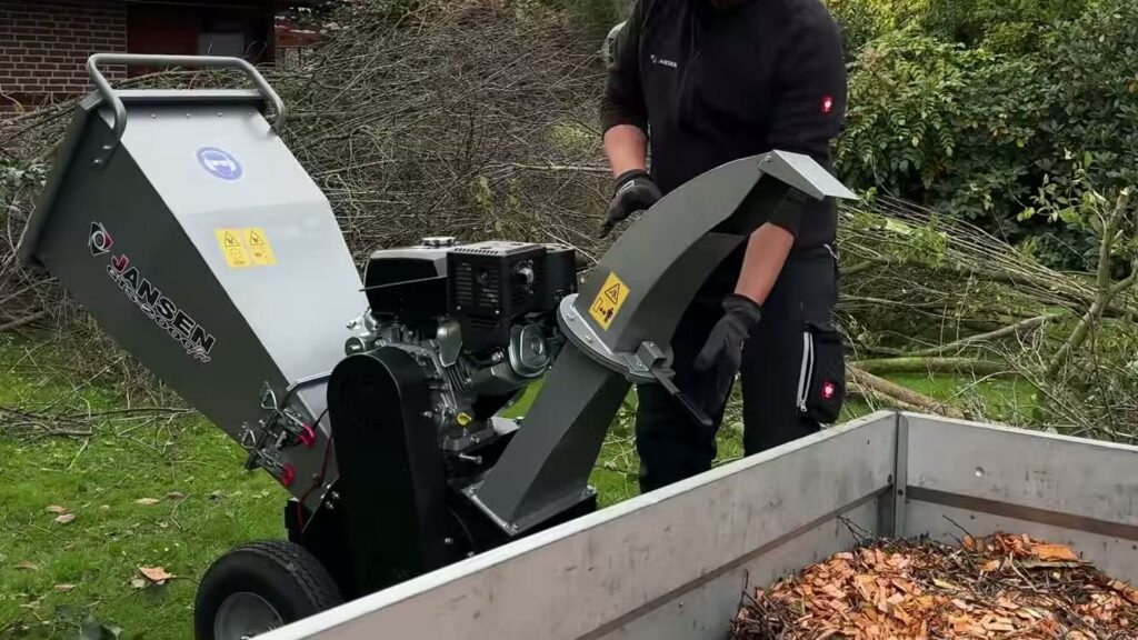 Jansen GTS-2000pro met draaibare uitworp boven een aanhanger vol houtsnippers