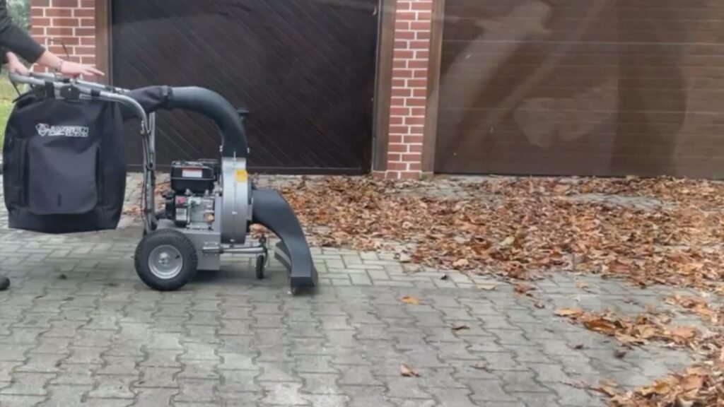 Jansen LS-100 op wielen met opvangzak op een bestrate oprit naast een bladerhoop