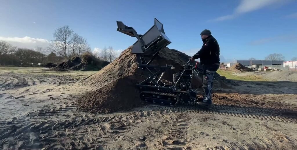 Rupsdumper met omhooggetilde bak die grond op een hoop kiept