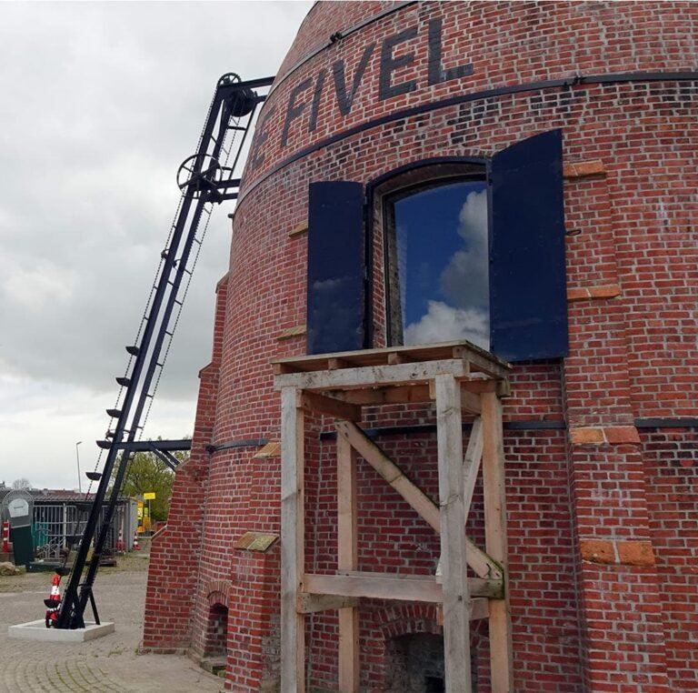 De nagemaakte Jakobsladder staat schuin tegen kalkoven De Fivel in Appingedam