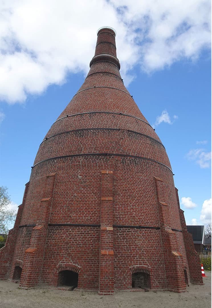 Kalkoven De Fivel in Appingedam na de restauratie, met de spanbanden eromheen