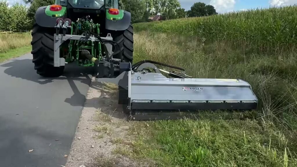 Klepelmaaier kiezen: een trekker met Jansen AGF-200 bermmaaier die een wegberm maait