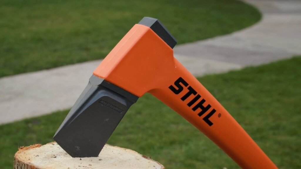 Kloofbijl kiezen: de wigvormige kop van een STIHL kloofbijl staat in een hakblok