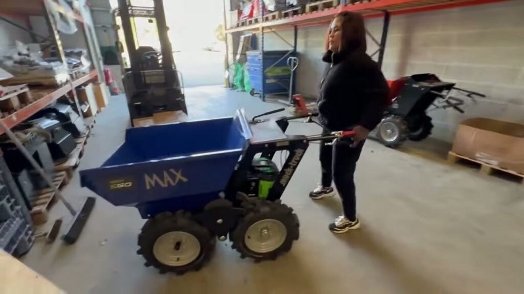 Blauwe motorkruiwagen met vierwielaandrijving in een loods tussen stellingen
