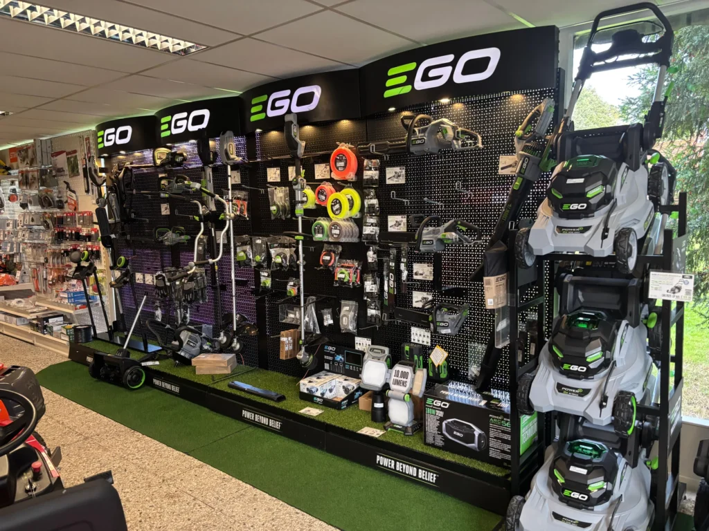 De EGO-wand in de showroom met accumachines, accu's en grasmaaiers