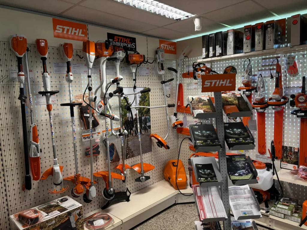 De STIHL-wand in de showroom met bosmaaiers, kettingzagen en heggenscharen