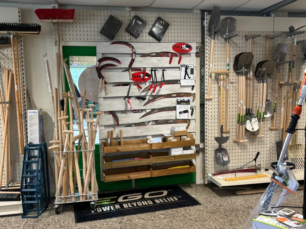 Zeisen van Fux en spades aan de wand in de winkel